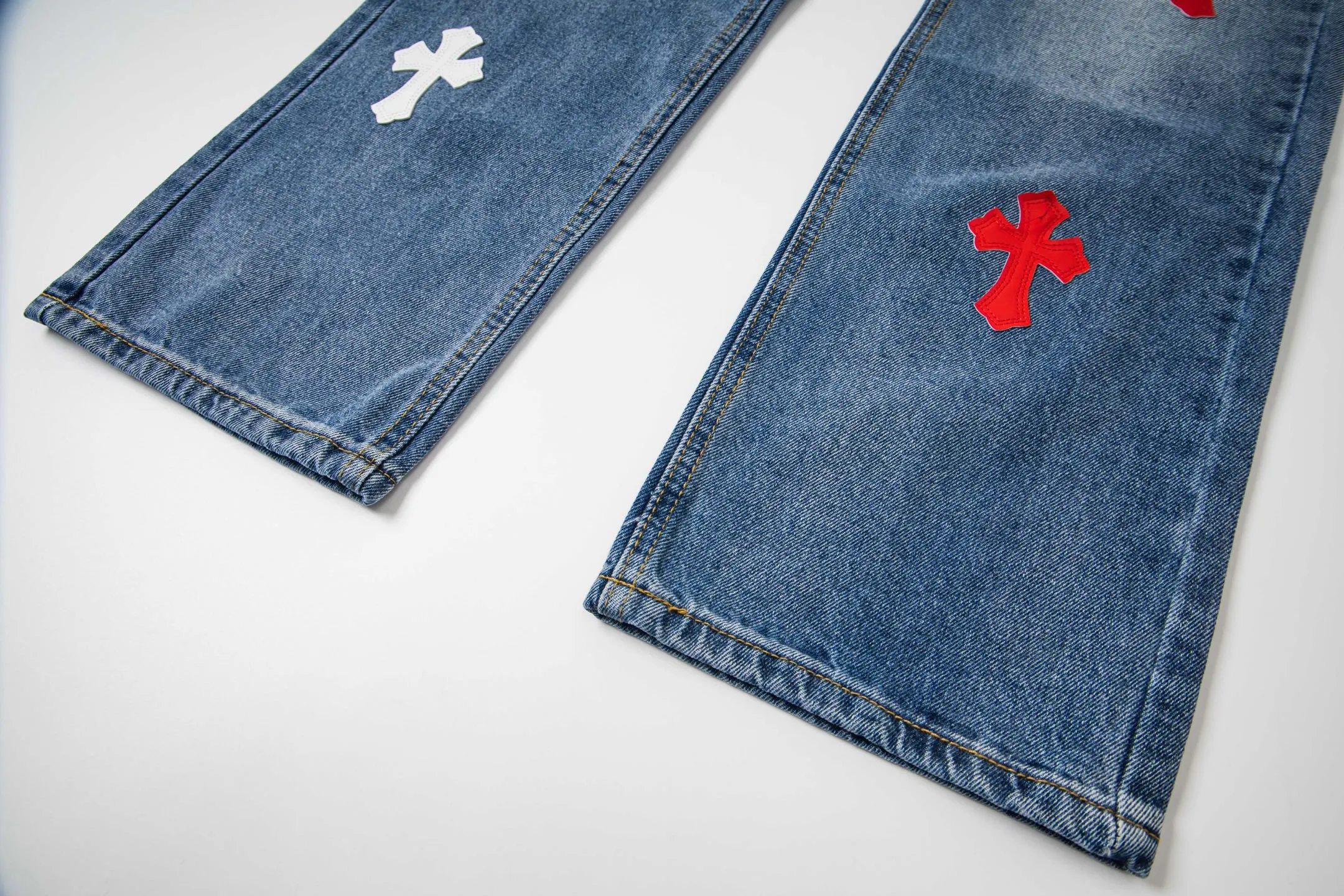 P260 Chrome Hearts Light Blue Pants Sanskrit Red and White Leather Jeans CH jeans need to be washed and then dismantled and hand-stitched with sheepskin cross leather and then spliced ​​together. The whole piece has too many craftsmanship to explain. The patchwork cross pattern is embellished, and the high-waisted washed jeans! ! Absolutely high-end luxury products, god-level single products and super popular products, made with top heavy industry, a must-see magic weapon. Customized hardware. The fabric is thick and soft after washing. It has good breathability. Customized small leather label. Unique design. The details are simple and elegant, and the workmanship is exquisite. The entire trousers are neatly routed and the details are in place! It’s so cool that both men and women can easily control the genderless trend! Style number: 1802# Color: blue Size: 28 30 32 34
